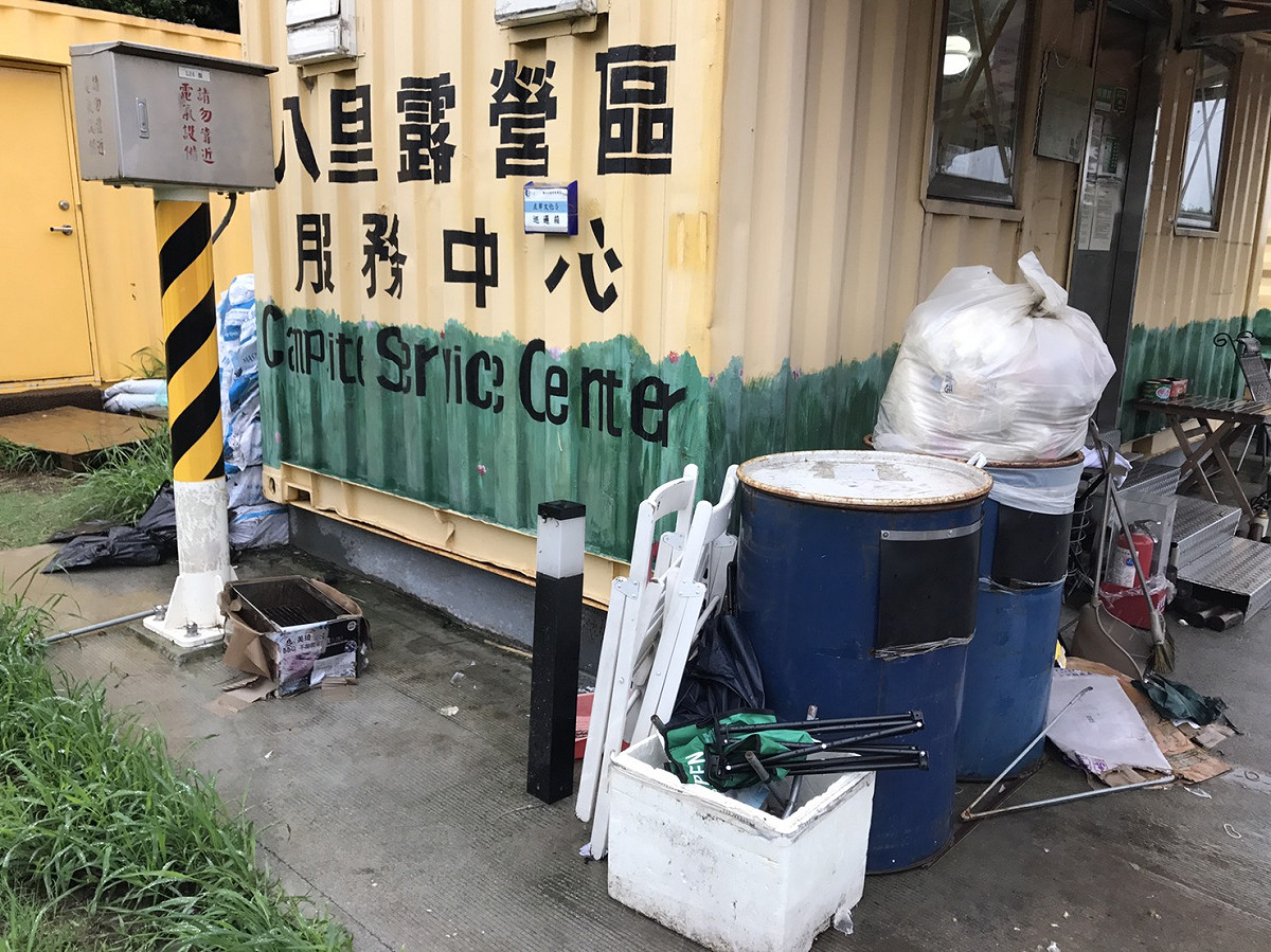 服務中心旁堆滿雜物。 圖：民進黨新北市議會黨團/提供