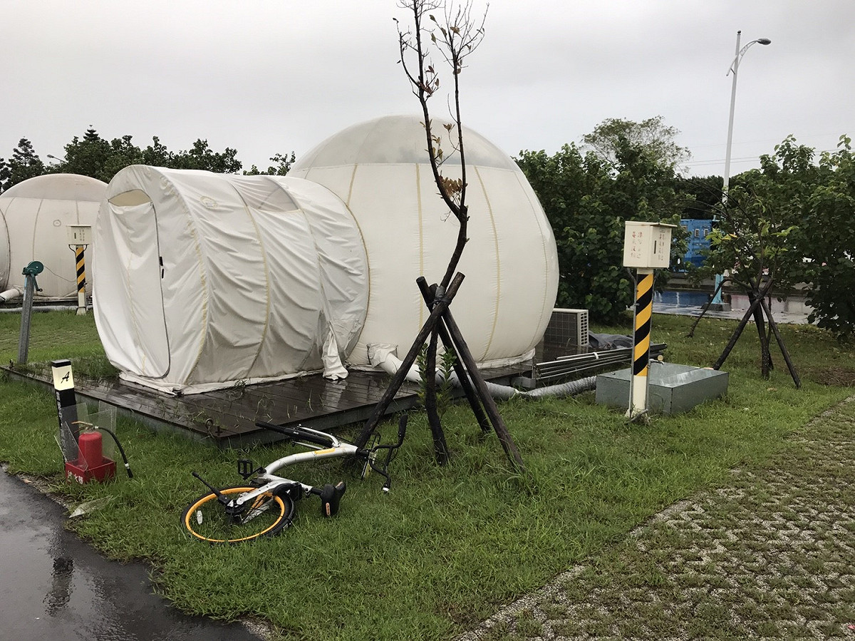 八里泡泡屋被議員直擊床單發霉、屋內凌亂。 圖：民進黨新北市議會黨團/提供