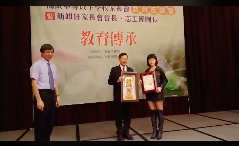 魏妻與塗醒哲合照時表情略顯僵硬，但看不出來會做出驚人的舉動。 圖：擷取自臉書社團嘉義綠豆大小事