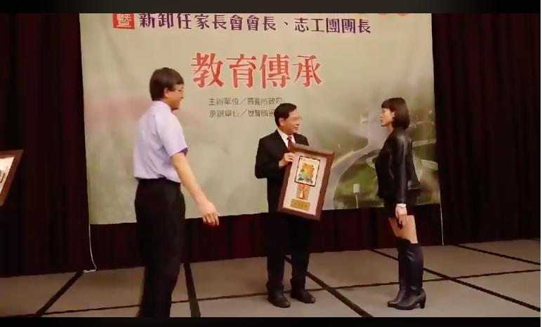 魏妻轉身向塗醒哲陳情。 圖：擷取自臉書社團嘉義綠豆大小事