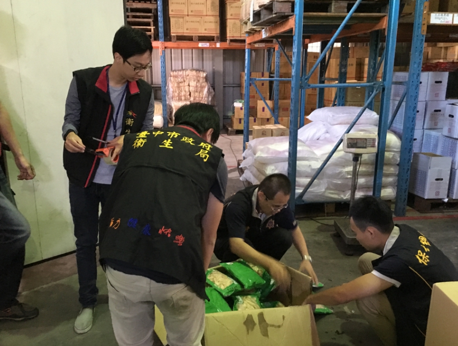 台中市衛生局日前配合檢警前往烏日區大廟口食品公司稽查，發現除了冬粉標示不實，還有儲存16項過期食品。 圖：台中市政府/提供
