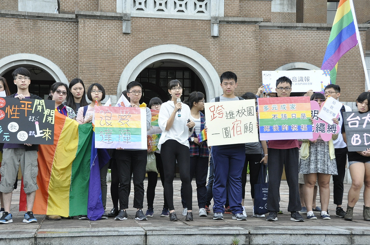 呼應明(28）日登場的同志大遊行，台大學生會與同志社團今天在校內遊行；呼籲學校宿舍盡速設置性別友善廁所和宿舍。 圖：陳香蘭／攝