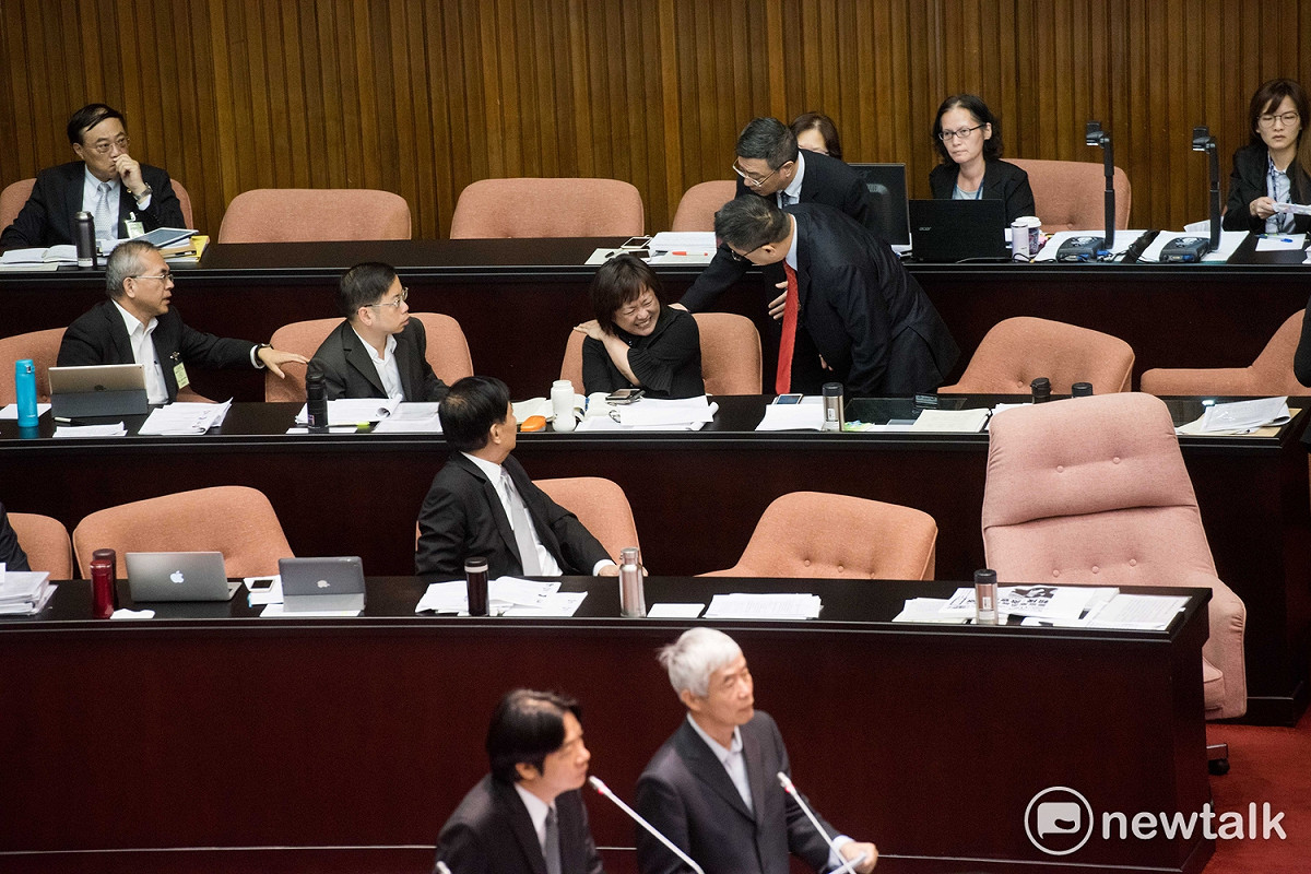 行政院長賴清德今（27）日出席備詢，下午輪到民進黨立委吳琪銘進行質詢時，坐在官員席上的行政院交通環境資源處處長陳盈蓉，突然抱胸並淒厲尖叫，長達約5秒。現場官員也上前關心。 圖：趙婉淳/攝