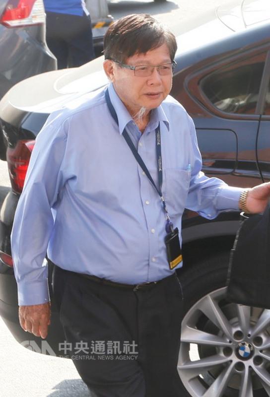 慶富造船公司爆發財務危機及涉詐貸案，董事長陳慶男下午搭車抵達高雄市警察局前鎮分局復興路派出所報到，對於媒體詢問不發一語。 圖 : 中央社