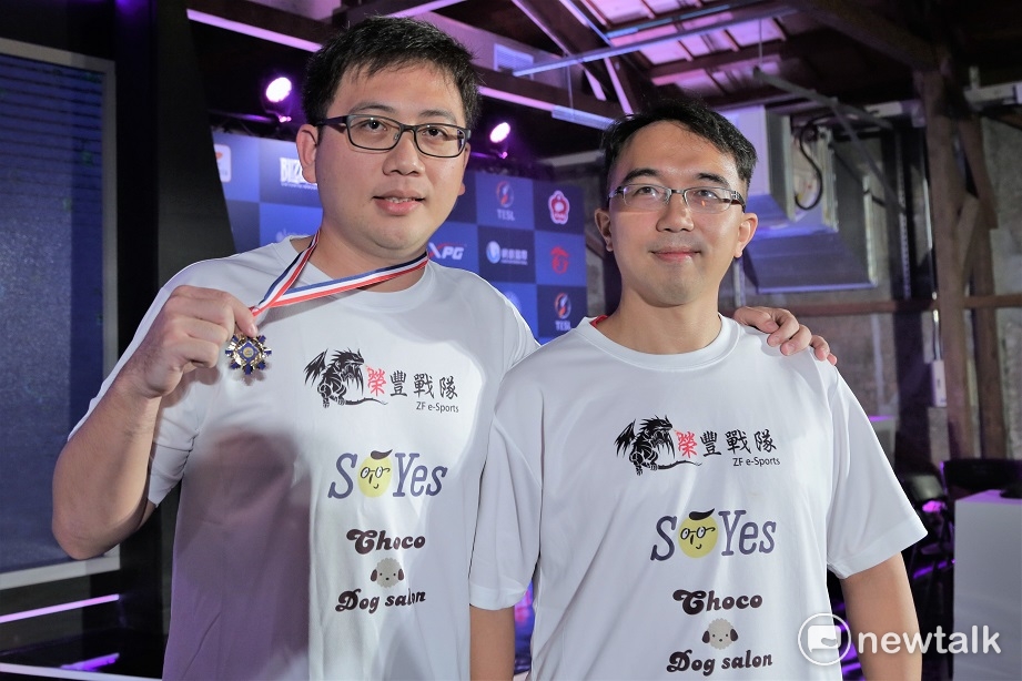 榮豐戰隊的兩名選手今日分別奪得冠軍與殿軍，分別是冠軍Rotam(左)以及真怒魔神改(右)。 圖：朱泓任/攝