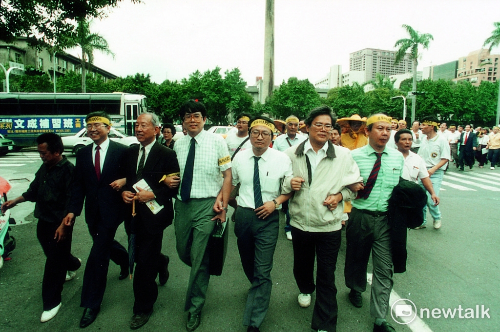 1991年民進黨通過「台獨黨綱」的政治背景，即因黃華案、獨台會案、台建組織、黑名單等一連串叛亂案件，進而引爆「100行動聯盟」發起反閱兵、廢惡法抗爭運動。左三起，李鎮源院士、陳師孟教授、林逢慶教授。 來源：邱萬興提供