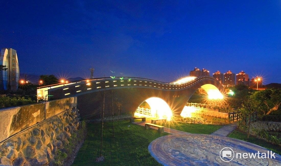 新北市三芝根德拱橋白天遠眺台灣海峽，夜間更可觀賞光雕展演，飽覽三芝自然與人文風情，已成為三芝地區地標之一。 圖:新北市工務局提供