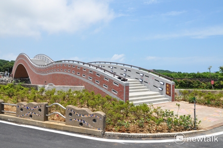 新北市三芝根德拱橋根德拱橋的造型採用江南風味拱橋型式，有傳統園林風格，襯托根德水車園區的宜人景致。 圖:新北市工務局提供