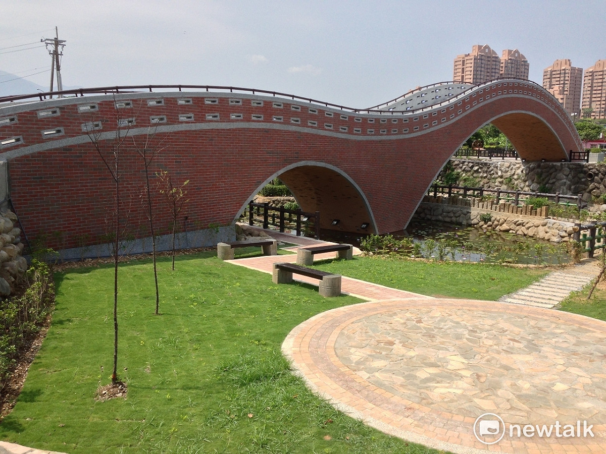 新北市三芝根德拱橋的造型，採用江南風味拱橋型式，在橋體外觀上以陶板磚做裝飾。 圖:新北市工務局提供