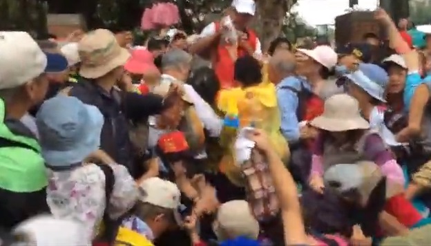 北市政府舉辦樂活山林長青健行登山活動，民眾為了領摸彩券造成場面混亂，多名長者跌倒濺血。