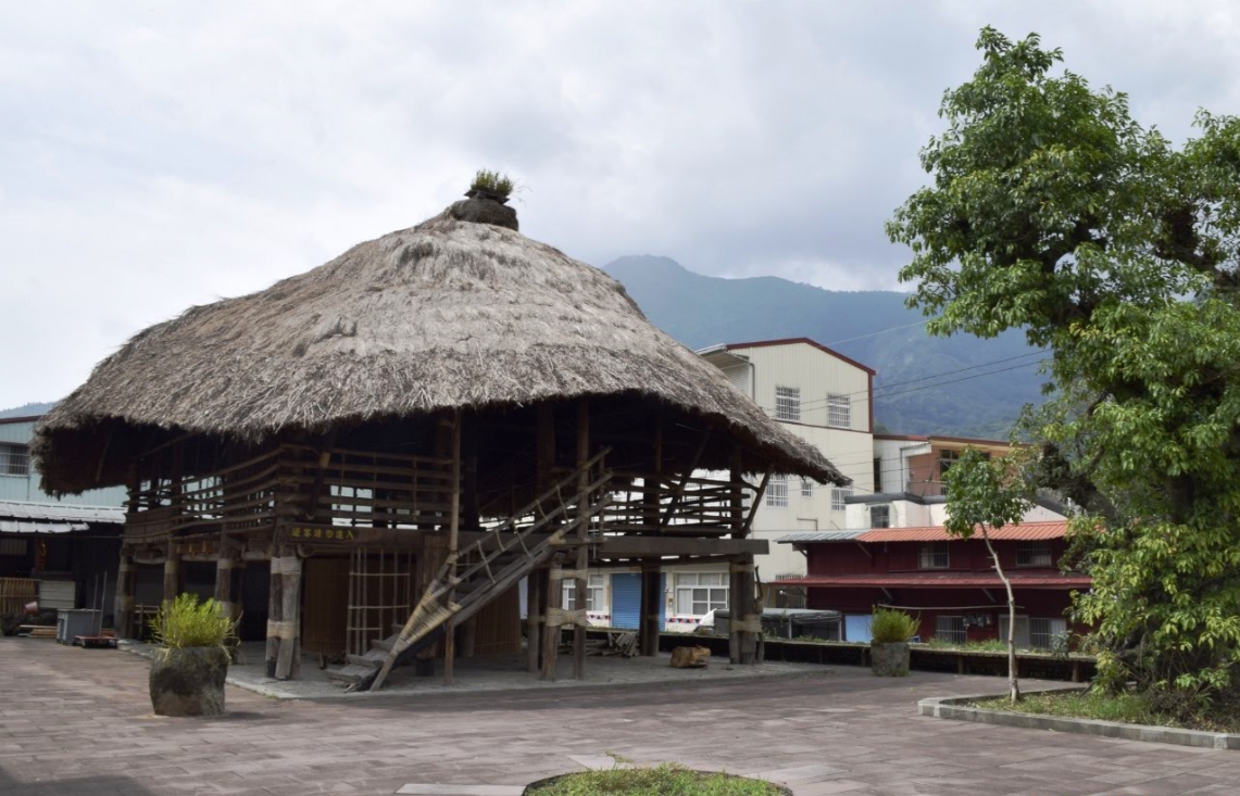 鄒族以茅草為頂的特色建築相當值得參觀。 圖：阿里山森林鐵路管理處/提供
