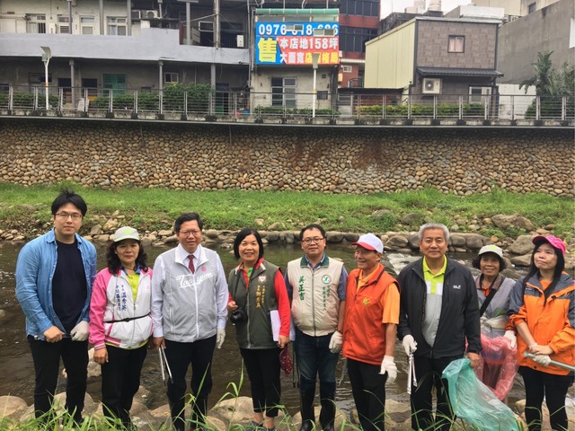 鄭文燦今(28)日出席「重陽淨溪憶當年」活動表示，老街溪上下游將會進行整治，讓水質更乾淨。 圖：桃園市政府教育局/提供