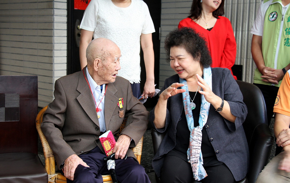 今為重陽節，陳菊慰問百歲人瑞並致贈重陽禮金和禮品。 圖：高雄市政府/提供