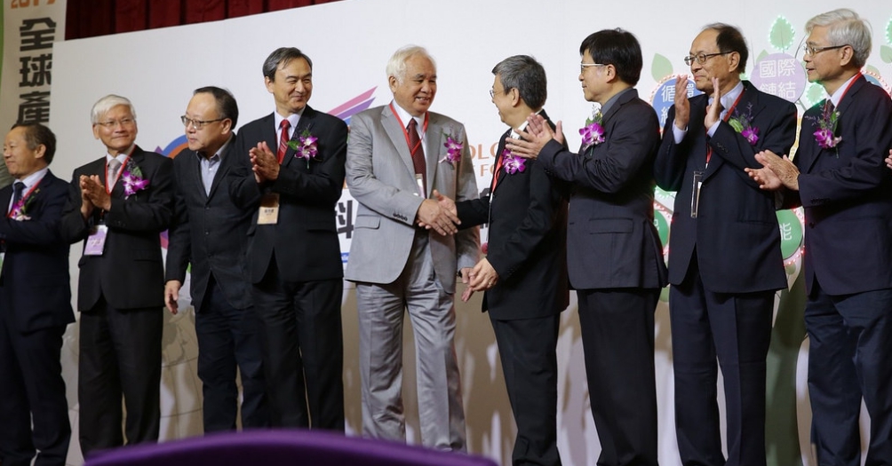 「2017全球產業科技高峰論壇」今(28日)一連兩天在高雄蓮潭會館登場，期盼為下一波台灣產業升級預作準備。 圖：翻攝總統府網站
