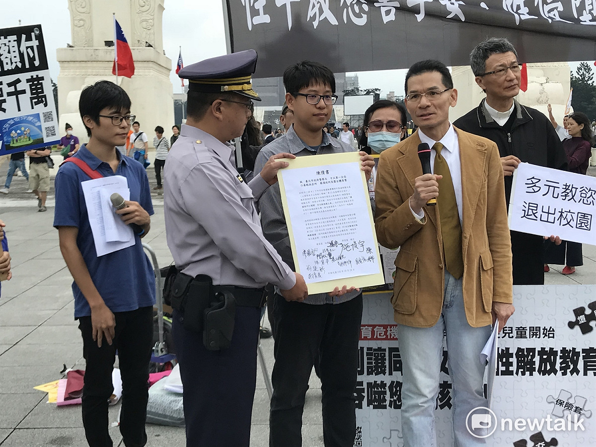 捍家盟提交陳情書給派出所，要求如有妨害風化、妨害善良風俗等行為，應依刑法及社維法取締與逮捕。 圖 : 周煊惠 / 攝
