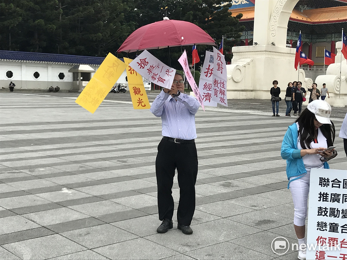 反同人士高舉標語。 圖 : 周煊惠 / 攝