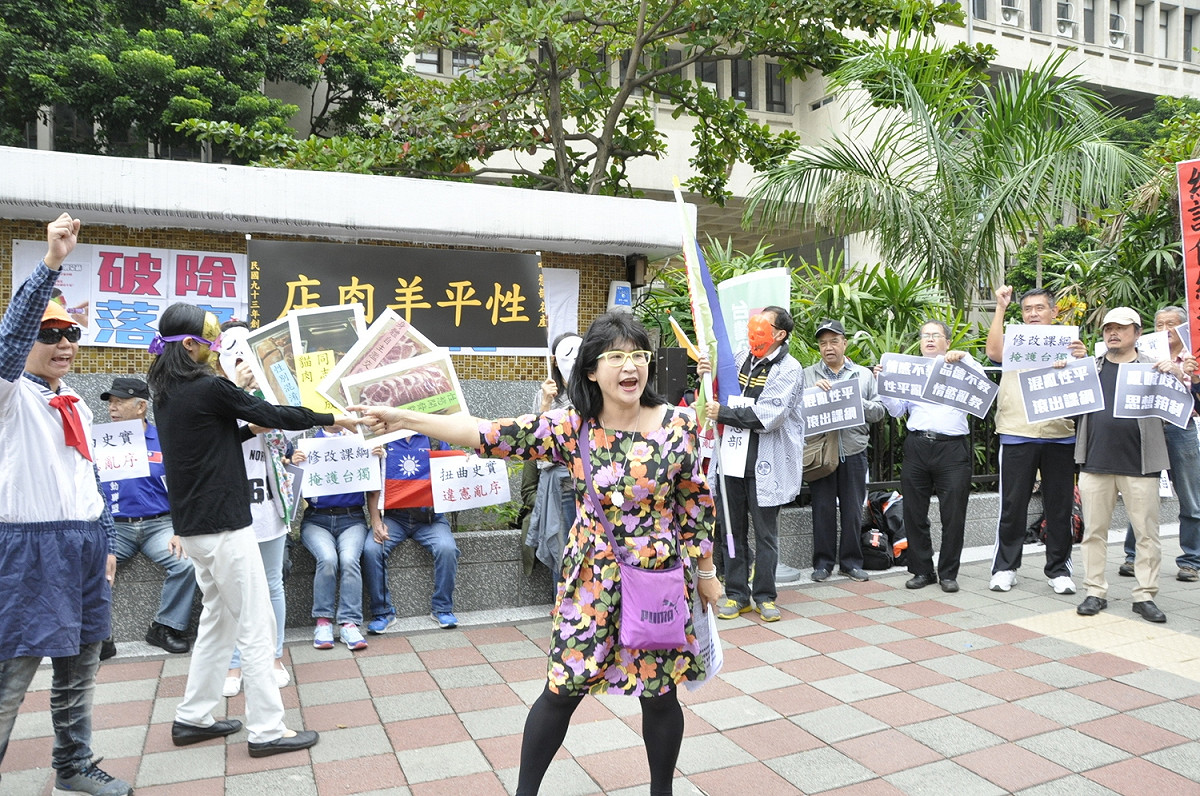 108年社會科新課綱已舉辦多場公聽會，今天(28日)下午將在師大附中舉行北區公聽會，以護家盟為主的多個持不同立場的家長團體，將到現場抗議，訴求課綱應納入更多情感、生命、品德與情緒管理教育等，而非大篇幅的性別議題。 圖:陳香蘭／攝