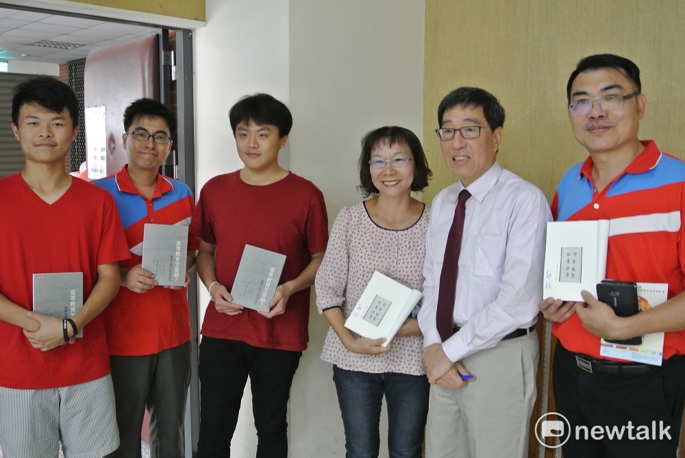 台中一中師生紛紛找郭位簽書並合影。 圖：唐復年/攝