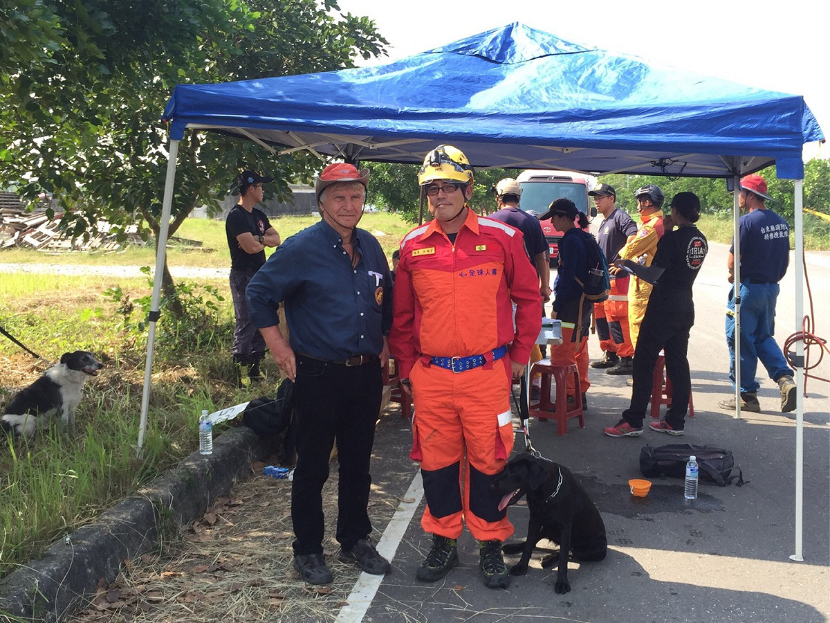 IRO國際搜救犬組織25至27日指派審查員Mr. Sedlak 來台辦理國際評量認證，此次參加評量犬隻共45組，包含台灣與日本隊伍。 圖：台中市政府/提供