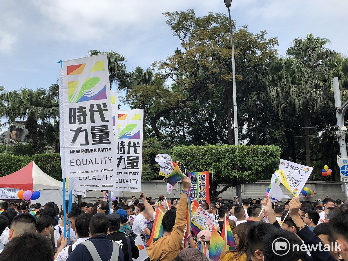 時代力量黨高舉彩虹旗力挺同志遊行。 圖：周煊惠 / 攝
