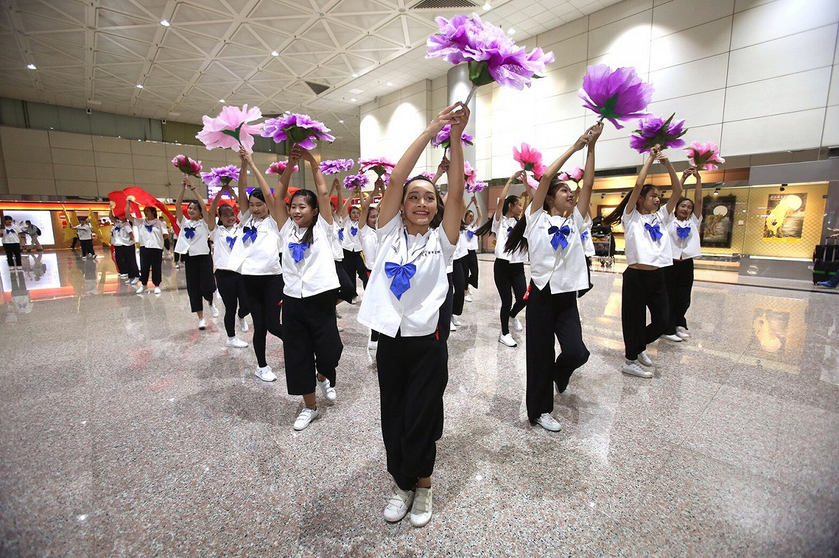 「嘉義東吳高職」在桃園國際機場快閃，展現精湛舞藝，吸引國內外旅客的目光， 圖：陳奕/攝