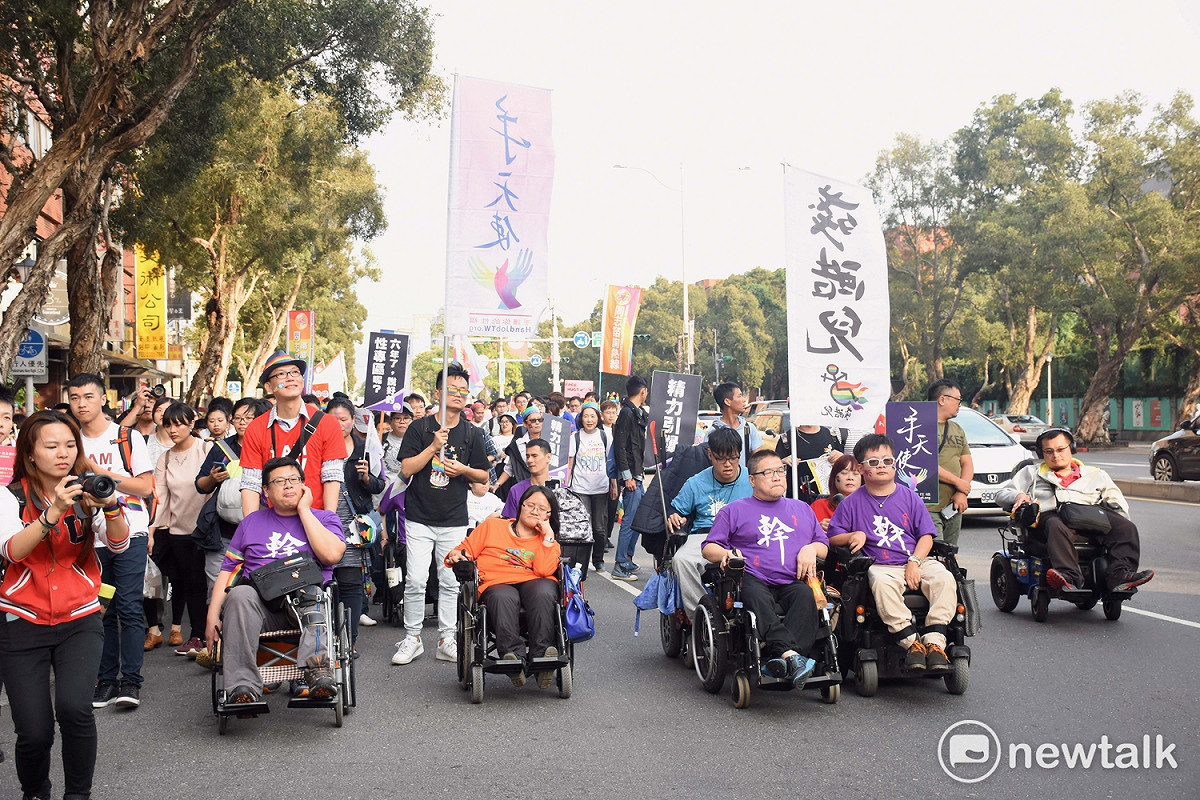 第15屆台灣同志遊行，殘酷兒和手天使兩個團體代表身心障礙同志的團體，今年也有參加遊行。 圖：黃堃睿/提供