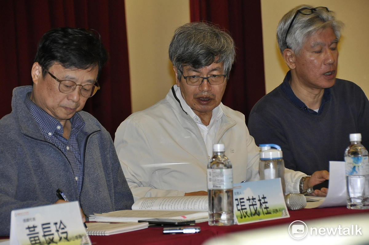 12年國教社會領域課綱草案今（28）日在師大附中舉行台北區公聽會，現場數度出現混亂。出席課綱委員都面有難色，極力忍耐反同團體的脫序。 圖：陳香蘭／攝