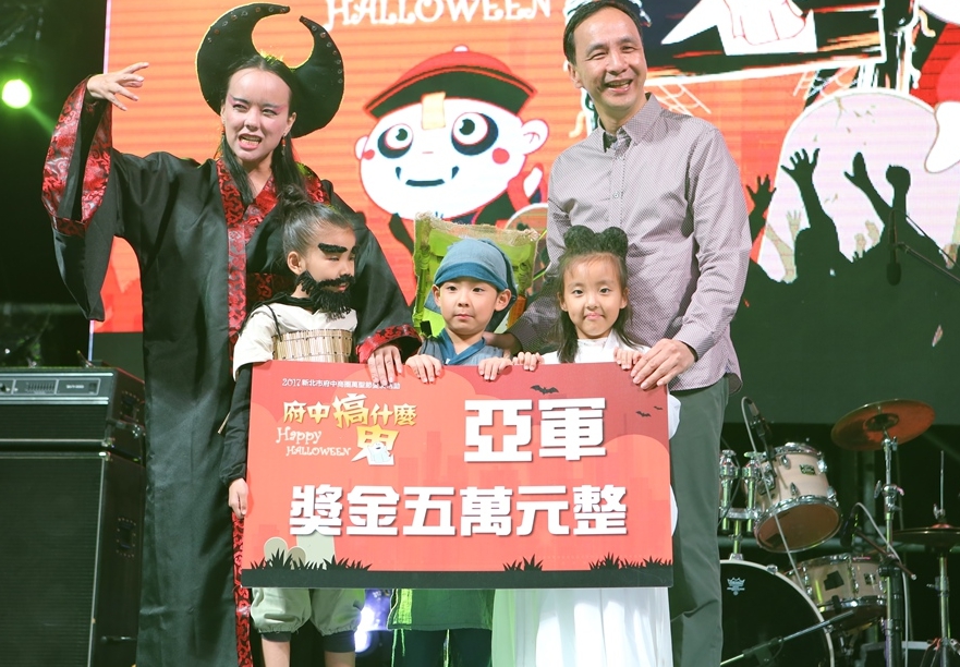 變裝比賽亞軍是來自基隆，扮演成聶小倩與寧采臣等的「倩女幽魂。」 圖：新北市政府/提供