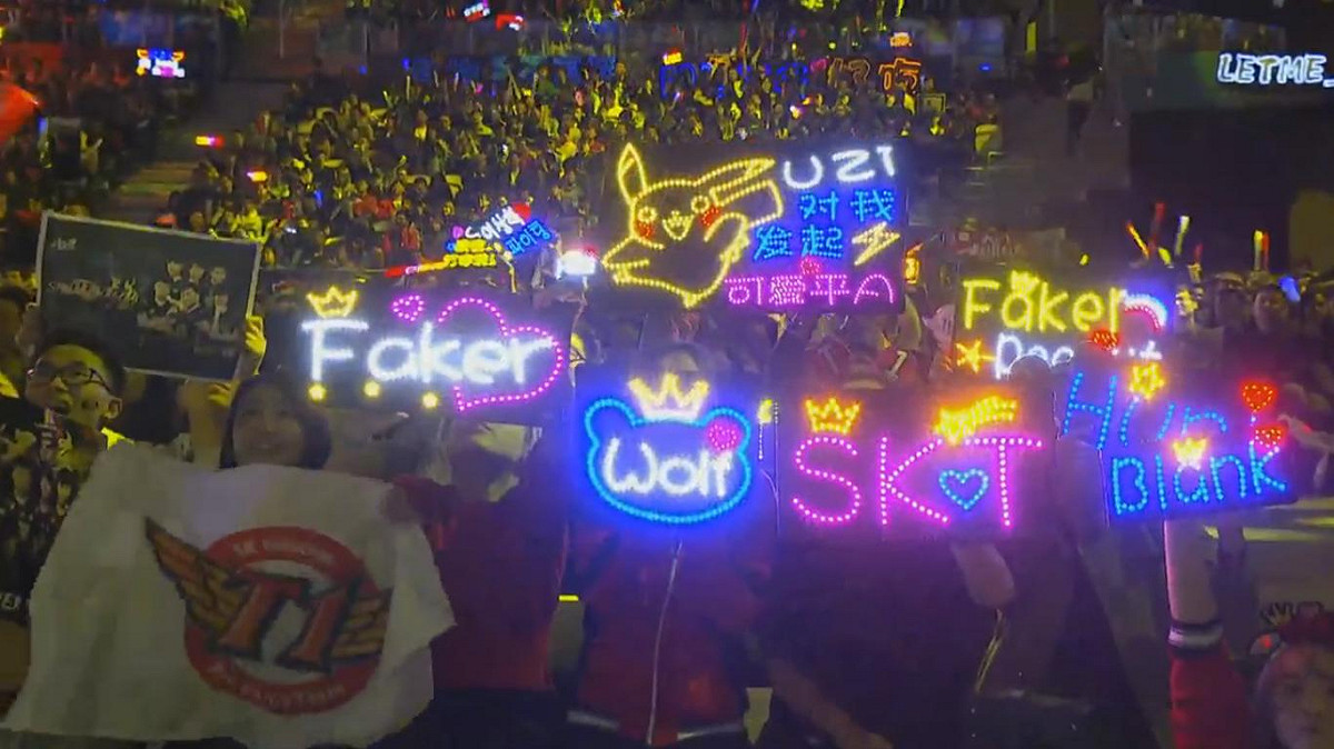 不論是替SKT或RNG加油，粉絲們這場都卯足全力，現場佈滿粉絲自製的加油燈牌。 圖：翻攝自英雄聯盟 LPL賽事頻道 YouTube
