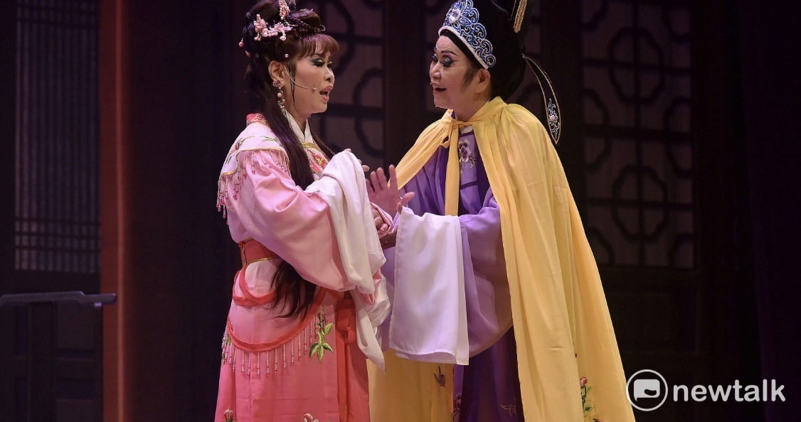 新北府會聯袂粉墨扮演歌仔戲，重陽敬老獻藝，還有秀朗國小歌仔戲班同學參與表演的《龍鳳再生緣》歌仔戲。 圖：新北市政府提供