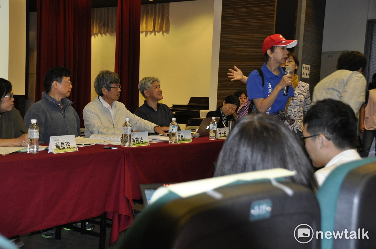 「反同」民眾劉梅x發言時（穿籃衣者），數度激動走到台前，一再挑釁課綱委員：「你們知道什麼是肛交嗎？你們覺得需要放在課綱裡面嗎?那請你們現在就示範給我們看，你們示範給我們看會不會…」 圖:陳香蘭／攝
