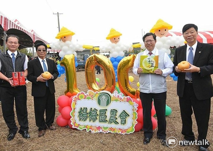 2017桃園花彩節楊梅登場。桃園市長鄭文燦指出，明年市府要在楊梅富岡舉辦地景藝術節，為了讓地景藝術節更成功，要把民生池改造為埤塘公園、興建天幕活動場，並改造富岡車站，設置大型裝置藝術作品。 圖：桃園市農業局提供