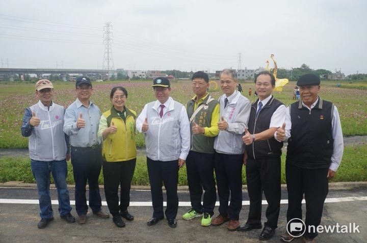 2017桃園花彩節28日楊梅登場。桃園市長鄭文燦（中）民進黨立委陳賴素美、市議員李家興、周玉琴、張火爐、桃園市府副秘書長邱俊銘、農業局長郭承泉、楊梅區長姚敦明均出席楊梅場區的開幕典禮。 圖：桃園市農業局提供