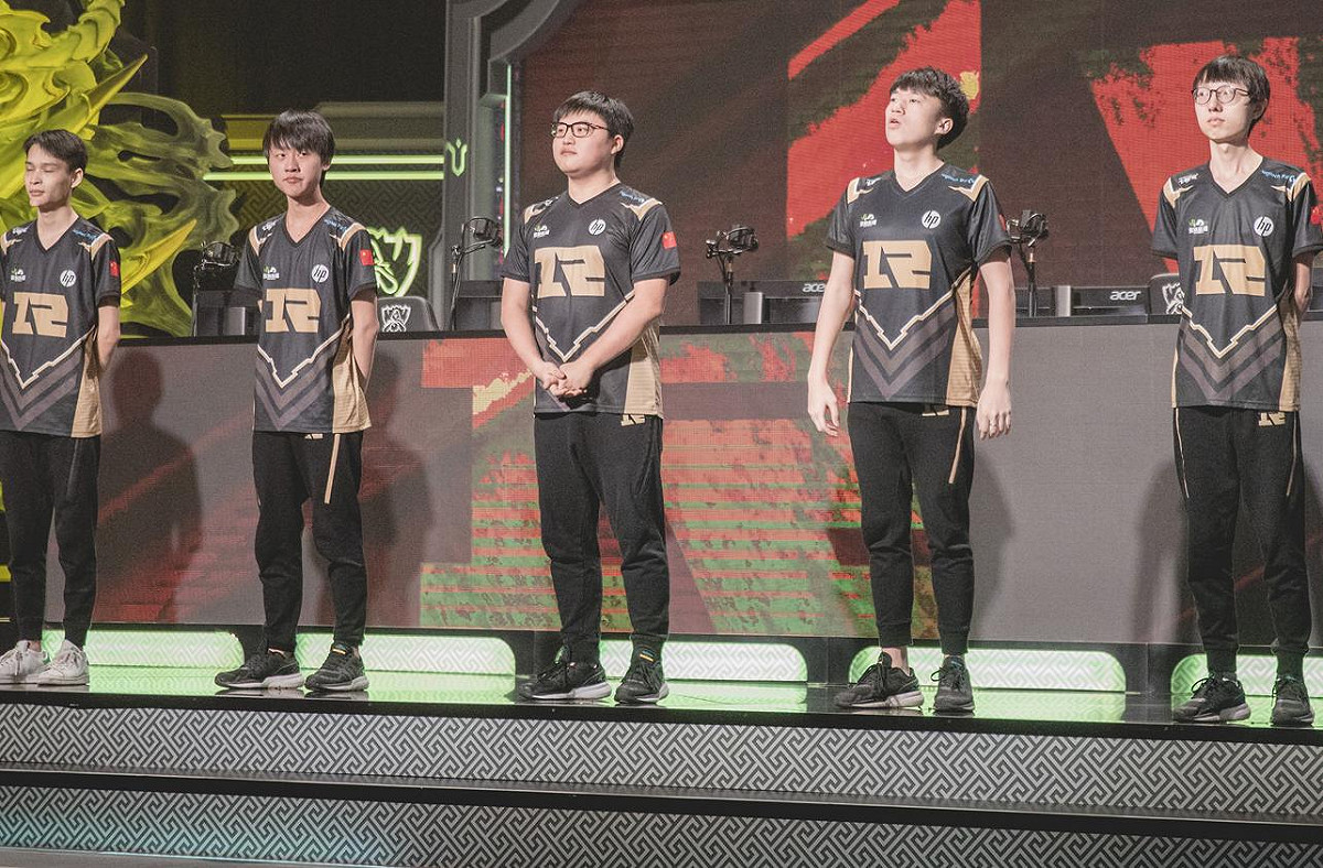 RNG幾乎可說是今年世界賽，離「扳倒SKT」這個目標最近的隊伍，當家下路Uzi（中）亦是支撐起整個團隊的靈魂人物。 圖：翻攝自 LoL Esports Photos flickr