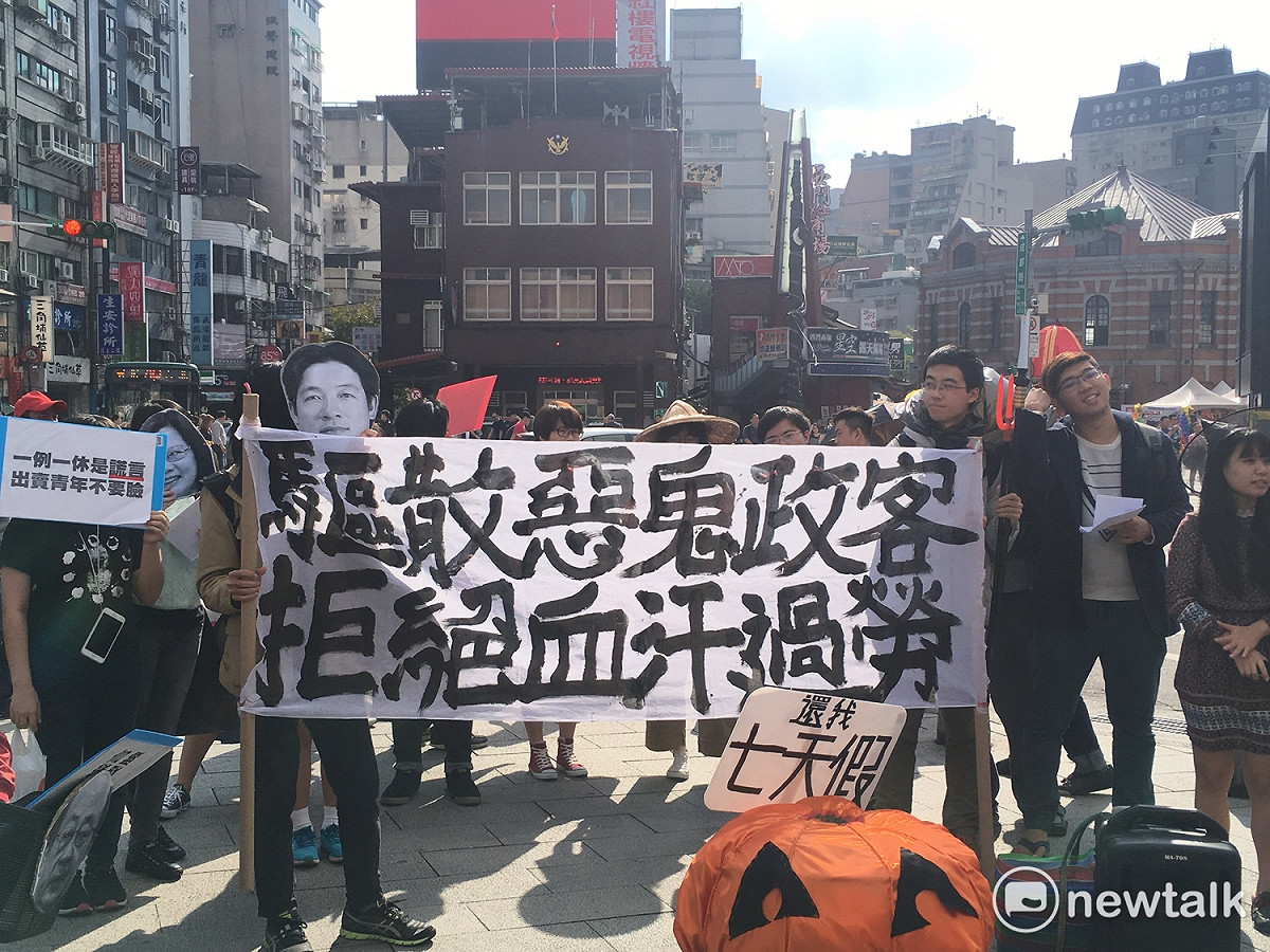 各學生社團也在警方導護之下，從總統府遊行至西門町。 圖：黃韋銓/攝
