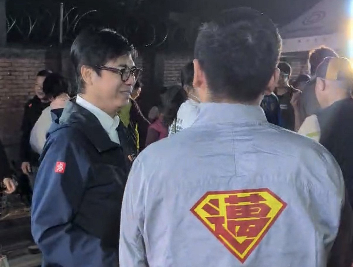 張以理的外套上的字樣，代表是陳其邁子弟兵。 圖：張以理競選辦公室/提供