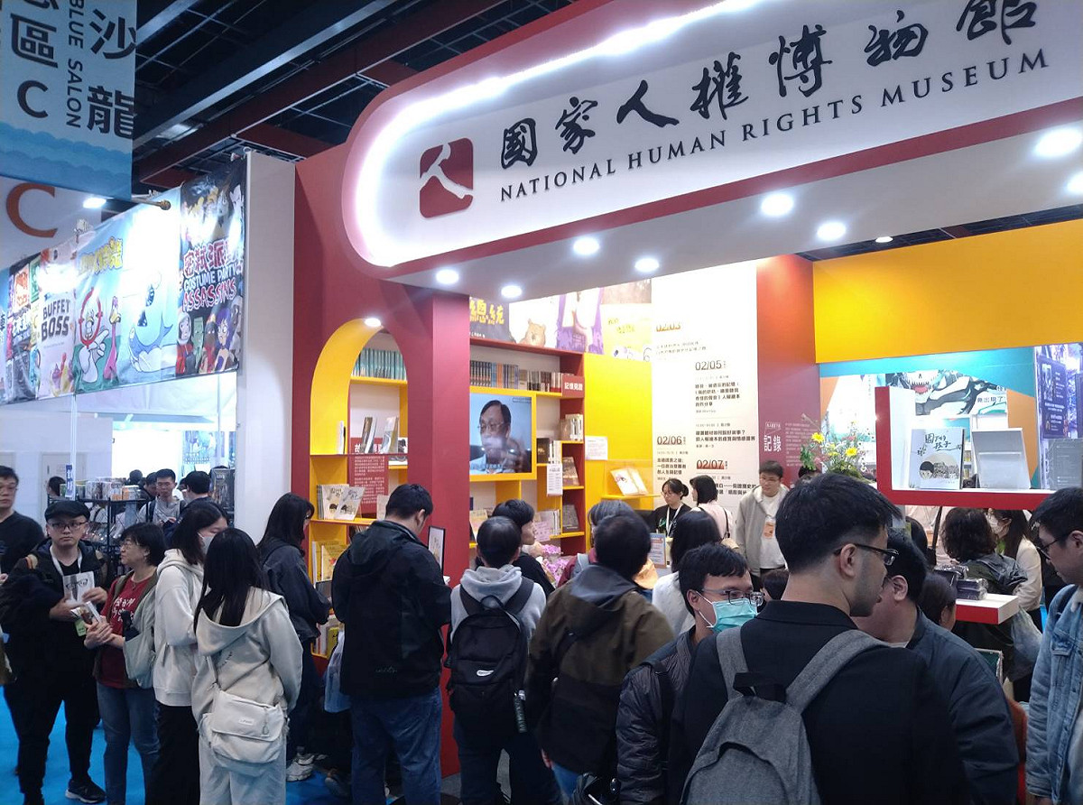 讀者聽完政治受難者陳欽生講座後，前來人權館展位等候作者簽書。 圖：國家人權博物館提供
