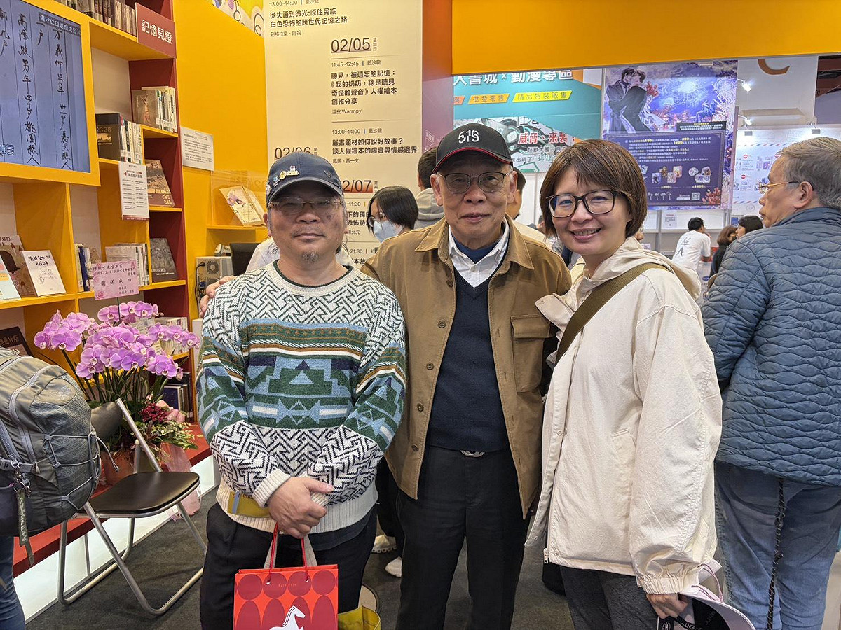 政治受難者陳欽生（中）與讀者合影。 圖：讀者提供
