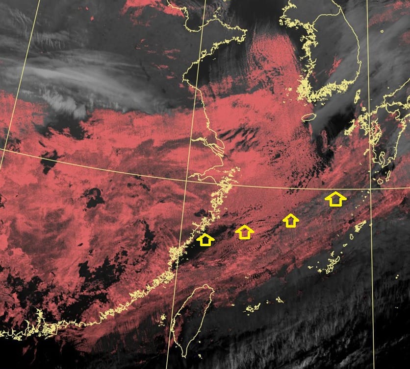 鄭明典解釋，夜間影像也可以辨識雲街，圖片中紅色代表液態水含量高的低雲或霧，白灰色則是冰晶為主的中高雲。 圖：取自鄭明典臉書