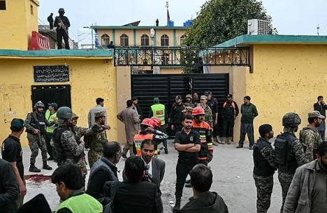 在巴基斯坦首都伊斯蘭馬巴德清真寺的爆炸事件發生後，大批軍警在旁警戒。伊斯蘭國(ISIS)承認派背包炸彈客進入犯案。 圖 : 翻攝自  IC Photo