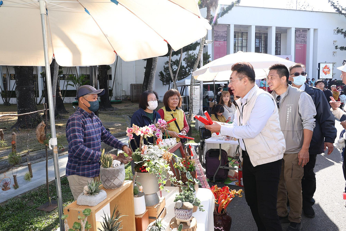 立法院副院長江啟臣現場發春聯。 圖：立法院/提供