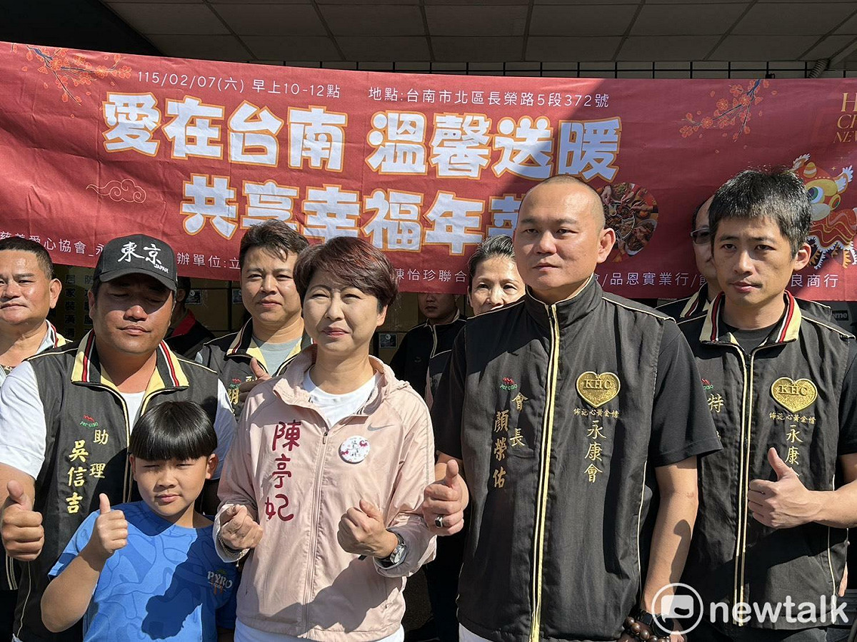 立法委員陳亭妃與台南市議員陳怡珍、林冠維攜手多個民間愛心團體，共同舉辦「愛在台南・溫馨送暖」愛心年菜捐贈活動，將滿滿關懷送進低收入戶家庭，讓幸福不缺席。 圖：陳亭妃服務處/提供