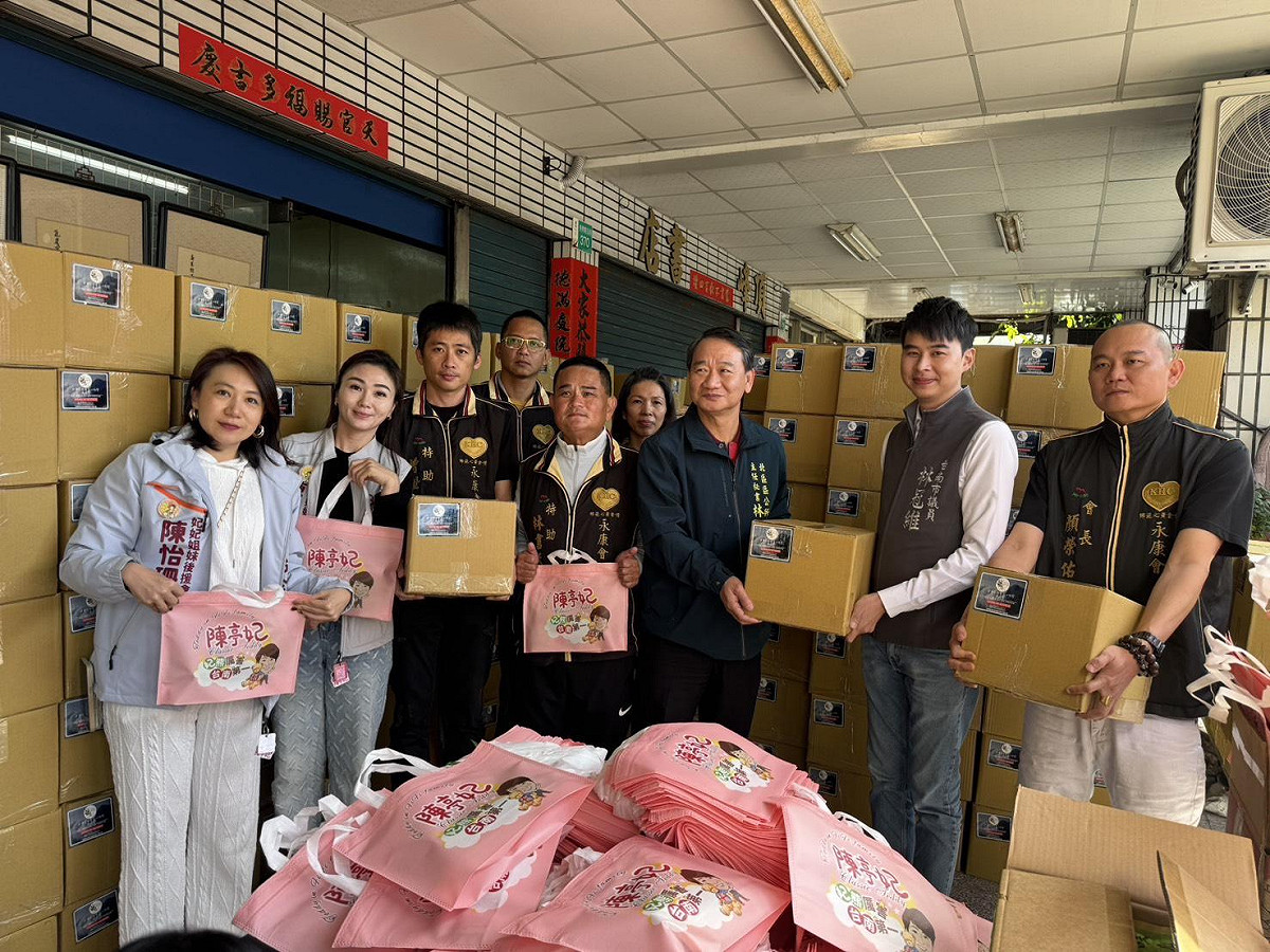 立法委員陳亭妃與台南市議員陳怡珍、林冠維攜手多個民間愛心團體，共同舉辦「愛在台南・溫馨送暖」愛心年菜捐贈活動，將滿滿關懷送進低收入戶家庭，讓幸福不缺席。 圖：陳亭妃服務處/提供