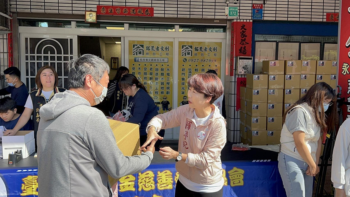 立法委員陳亭妃與台南市議員陳怡珍、林冠維攜手多個民間愛心團體，共同舉辦「愛在台南・溫馨送暖」愛心年菜捐贈活動，將滿滿關懷送進低收入戶家庭，讓幸福不缺席。 圖：陳亭妃服務處/提供