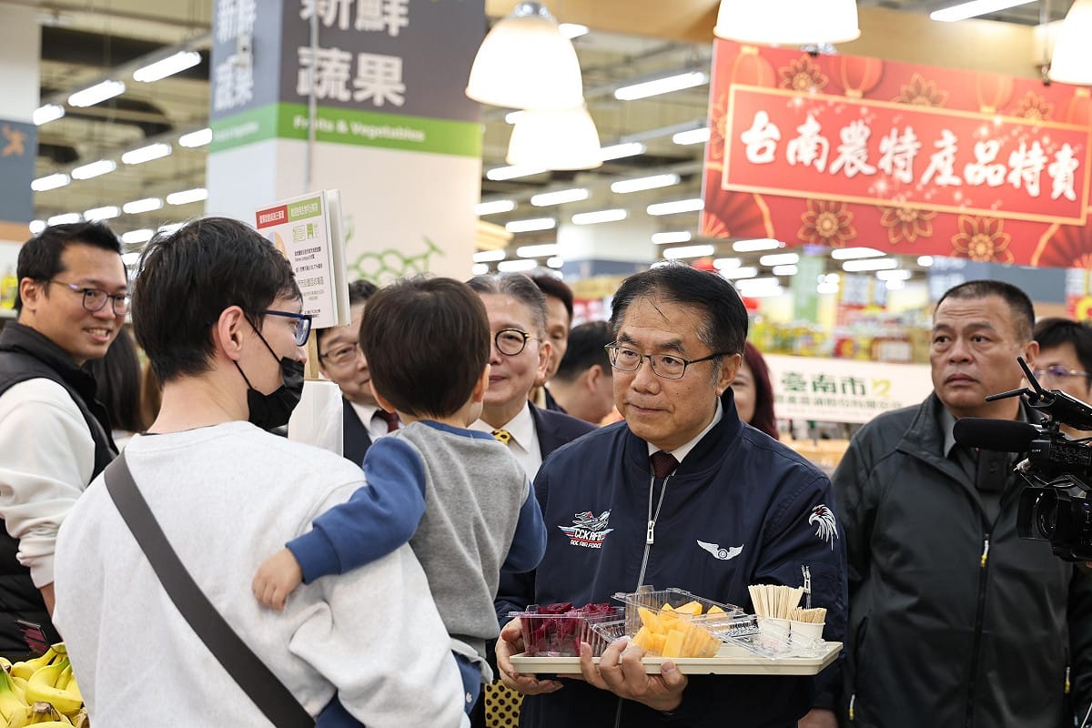 台南市農產運銷公司攜手遠百愛買量販合作，精選多項農漁特產品進駐全台13家愛買量販門市同步販售，台南市長黃偉哲出席板橋愛買的上架記者會，親自向北台灣民眾推薦臺南尚青農產品。 圖： 台南市政府/提供