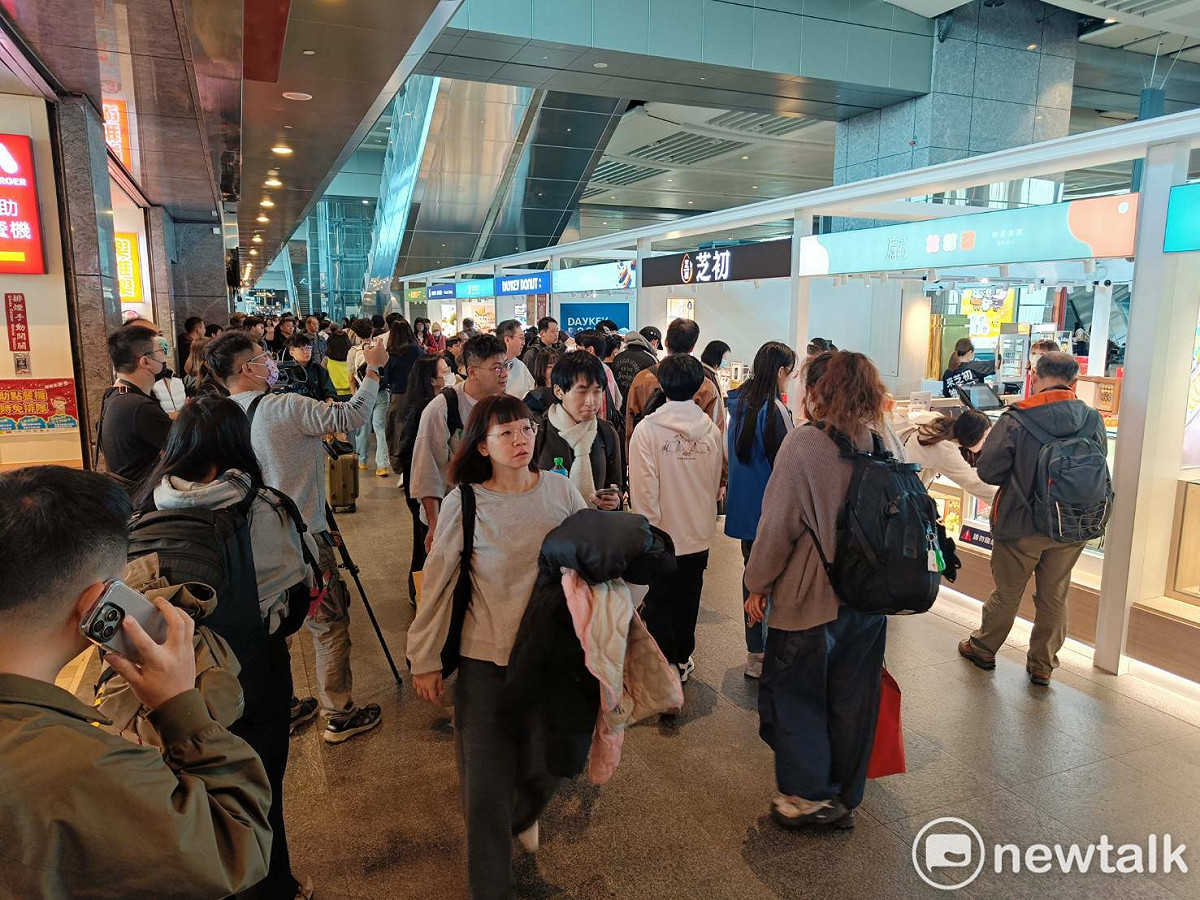 高鐵台中站商店街櫃位調整後重新招商，「獻烘焙」搶到高鐵轉乘台鐵及捷運的黃金店面，隨即吸引大批遊客的目光。 圖：唐復年/攝