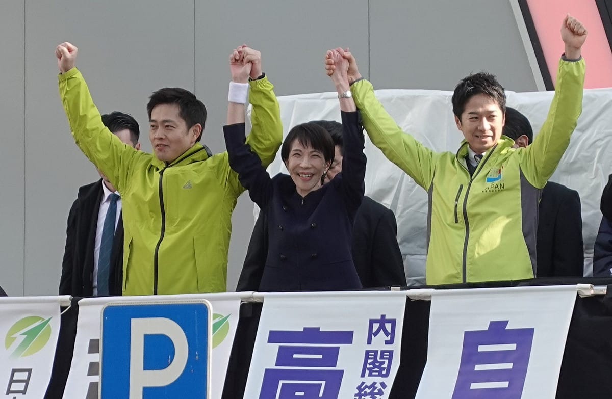 高市早苗（中）於1月27日第51屆眾議院選舉起跑日與聯合執政的維新會代表吉村洋文（左1）及維新會共同代表藤田文武在東京秋葉原演說。 圖：翻攝自李逸洋臉書(資料照片)