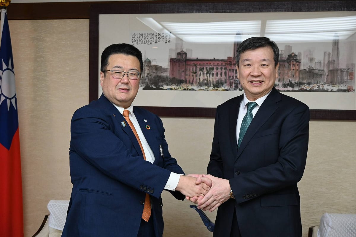 秋田縣仙北市長田（左）和駐日代表李逸洋（右）。 圖：翻攝李逸洋臉書