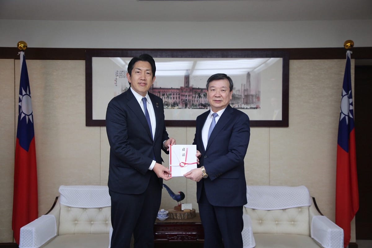 大阪府松原市長澤井宏文（左）和駐日代表李逸洋（右）。 圖：翻攝李逸洋臉書