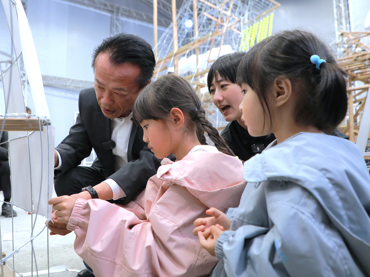 嘉義縣長翁章梁今（7）天親赴「睡魔小屋」，與在地學童一同體驗睡魔燈籠的製作過程。 圖：嘉義縣政府提供